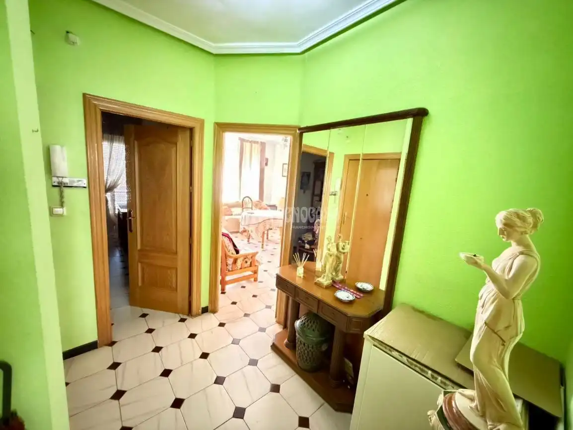 Wohnung zum Verkauf in Úbeda mit Klimaanlage, Heizung und Balkon