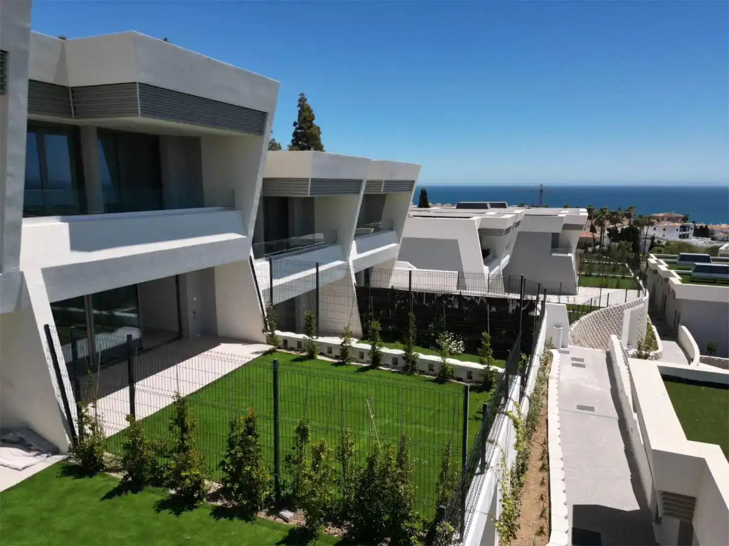 Vista exterior de Casa adosada en venda en Mijas amb Aire condicionat, Piscina i Balcó