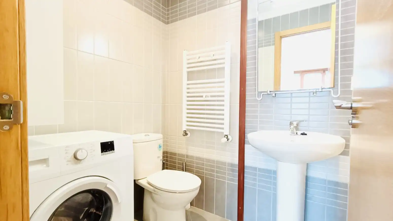 Badezimmer von Wohnung zur Miete in El Astillero   mit Heizung, Parkett und Möbliert
