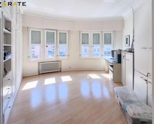 Sala d'estar de Pis en venda en Bilbao  amb Calefacció, Terrassa i Balcó