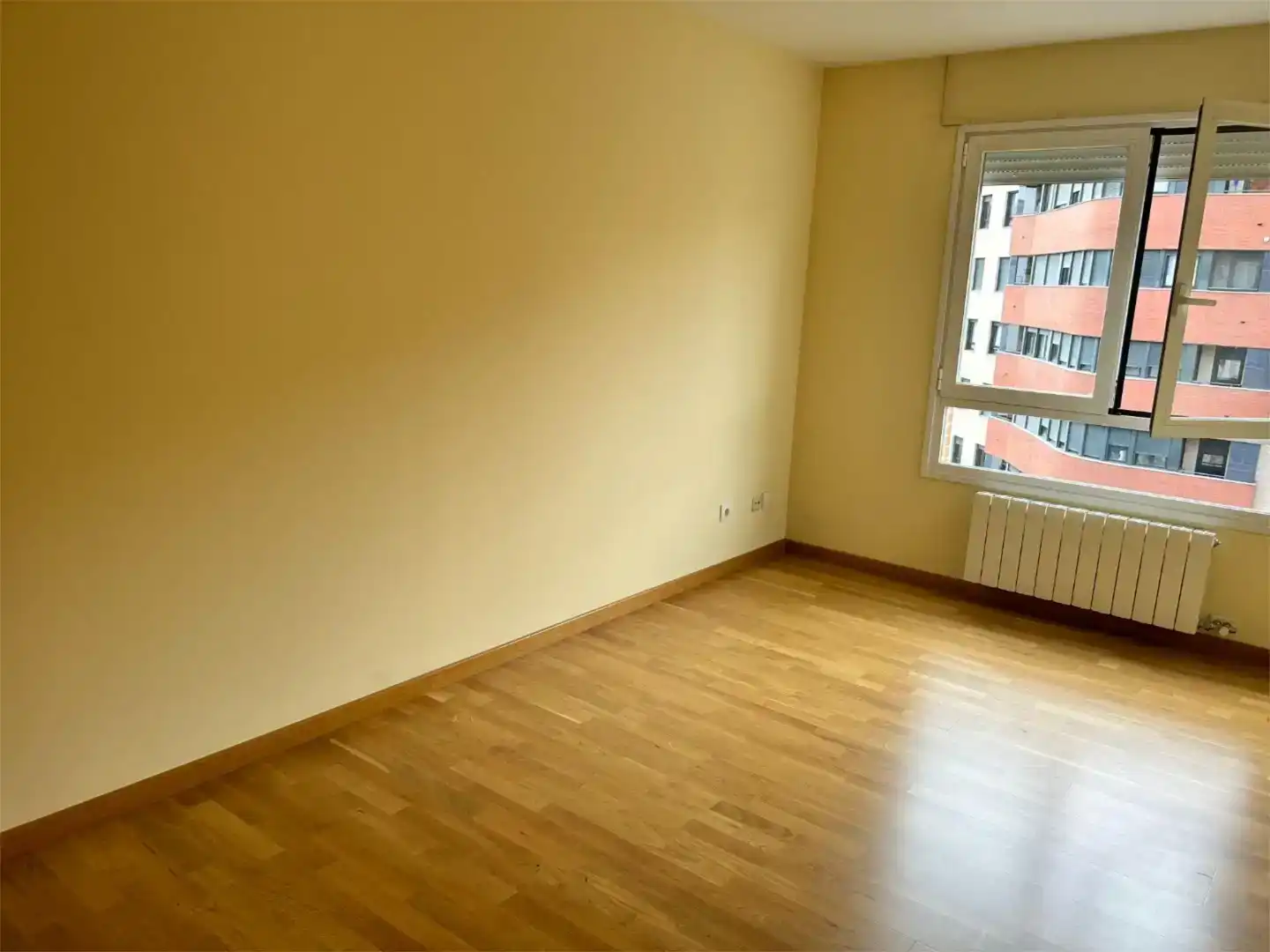 Habitación de Piso en venta en  Logroño con Aire acondicionado, Jardín privado y Parquet