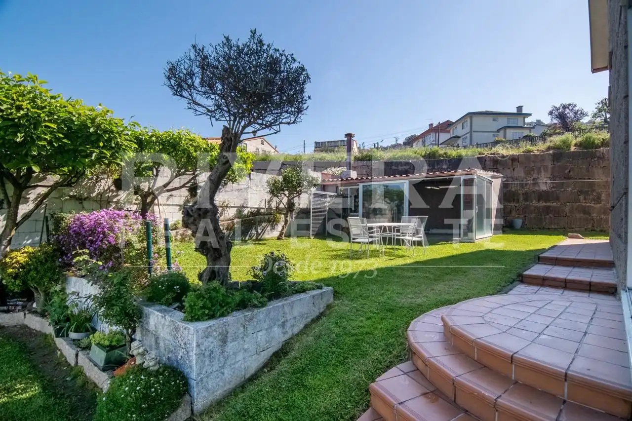 Terrassa de Casa o xalet en venda en Redondela amb Calefacció i Jardí privat
