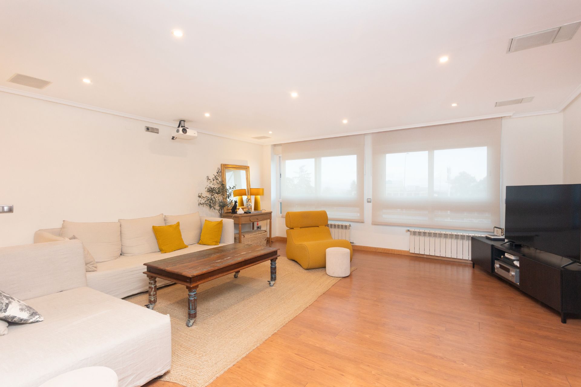 Sala d'estar de Dúplex en venda en Las Rozas de Madrid amb Calefacció i Piscina comunitària