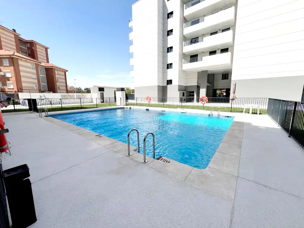 Piscina de Piso de alquiler en Alcalá de Henares con Terraza, Trastero y Domótica