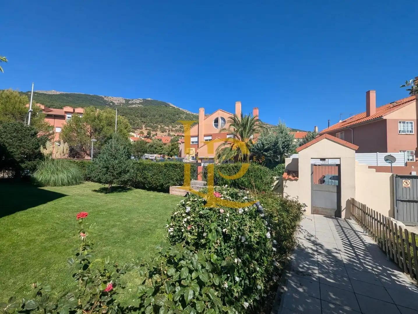 Vista exterior de Piso en venta en San Lorenzo de El Escorial con Calefacción, Jardín privado y Horno