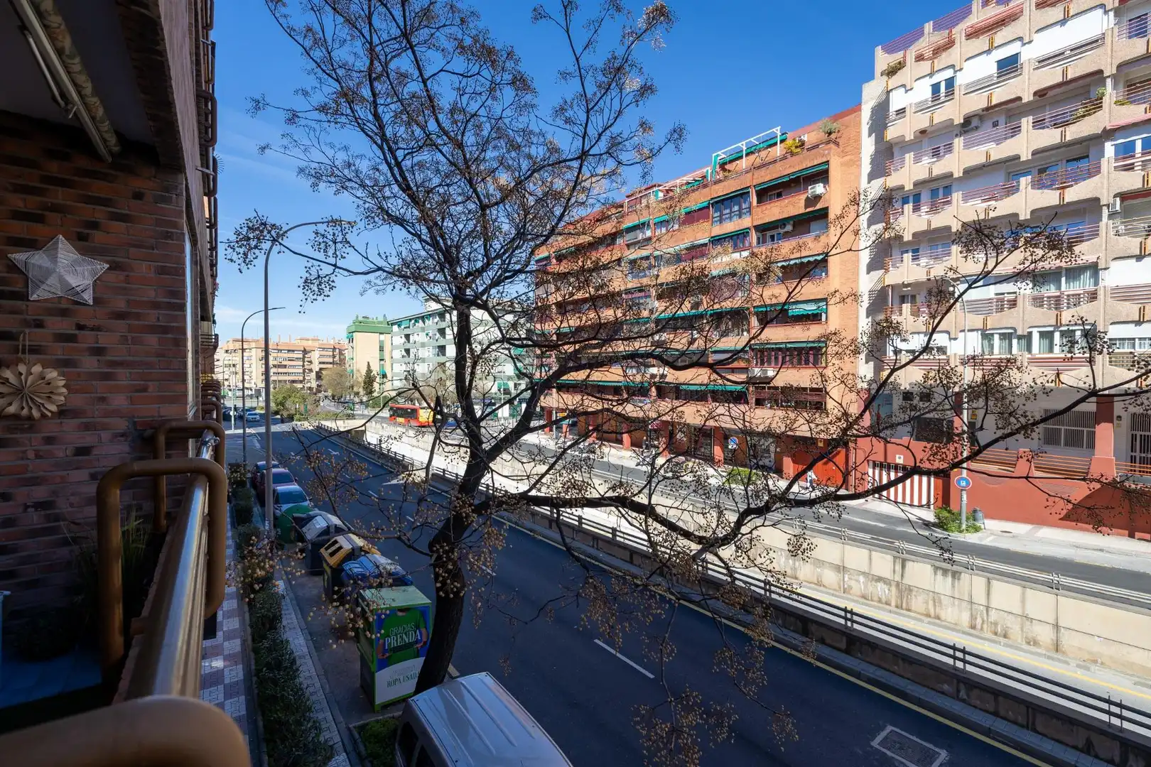 Vista exterior de Piso en venta en Granada con Calefacción y Balcón