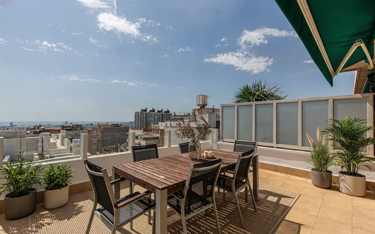 Terrasse von Dachboden zum Verkauf in Barcelona mit Klimaanlage, Terrasse und Möbliert
