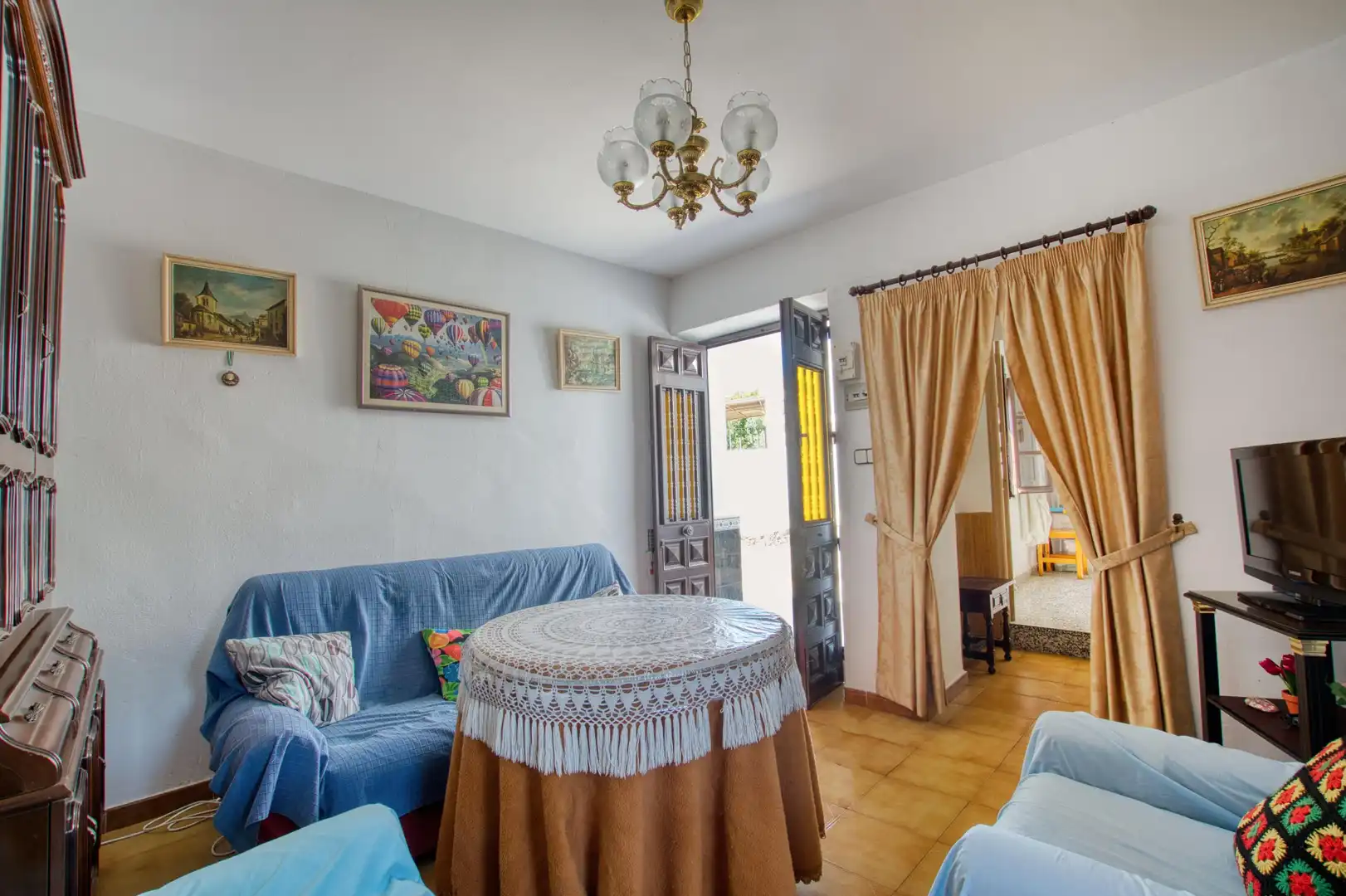 Sala d'estar de Casa adosada en venda en Canillas de Aceituno amb Jardí privat