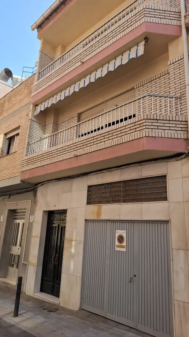 Vista exterior de Casa adosada en venda en Motril amb Terrassa, Traster i Moblat