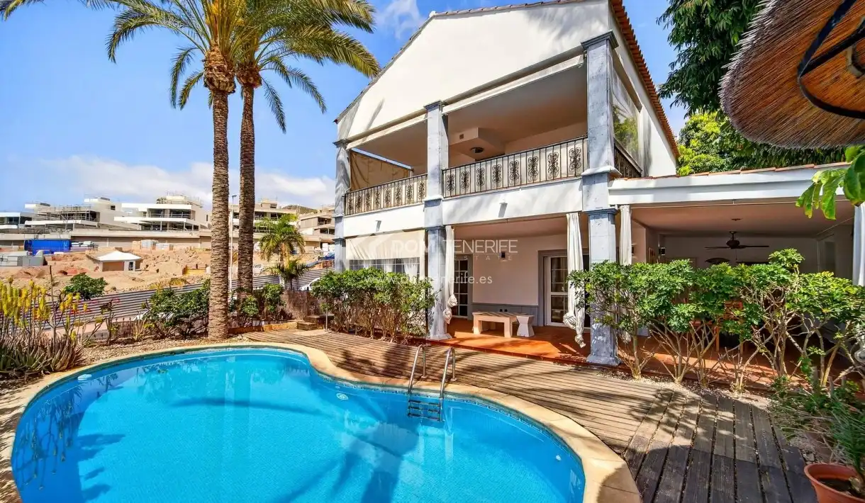 Vista exterior de Casa o chalet en venta en Arona con Terraza, Piscina y Amueblado