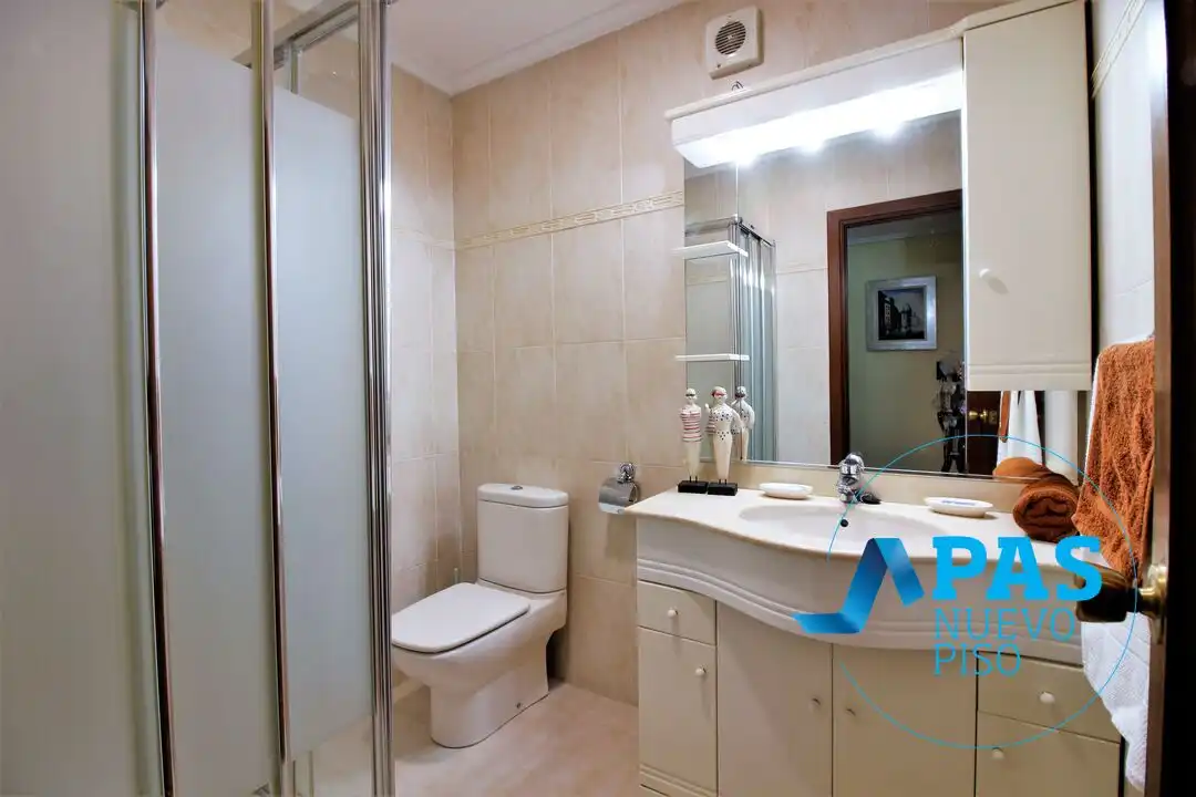 Badezimmer von Wohnung zum Verkauf in Santander mit Heizung und Abstellraum