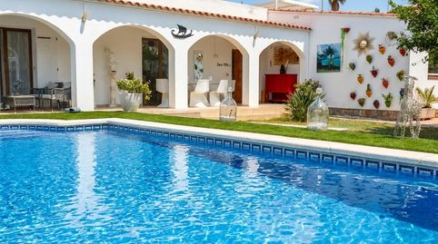 EMPURIABRAVA – PENÍ | CASA DE UNA SOLA PLANTA CON PISCINA