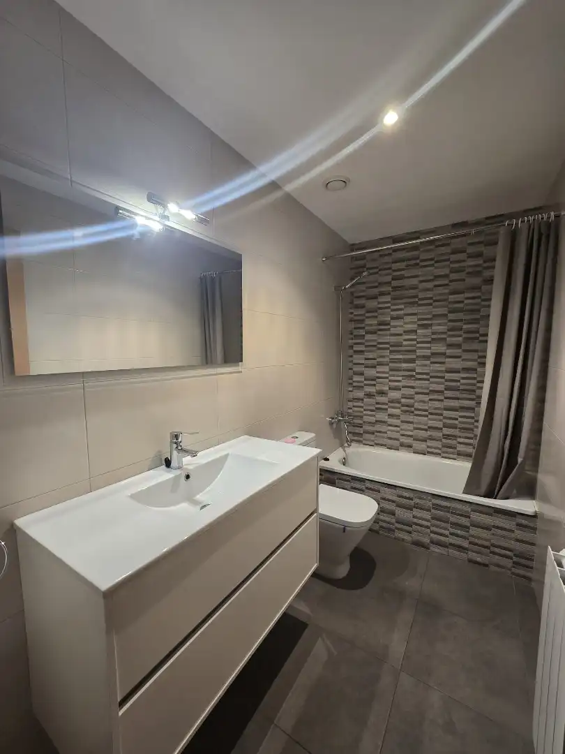 Baño de Casa adosada para compartir en Lleida con Aire acondicionado, Calefacción y Jardín privado