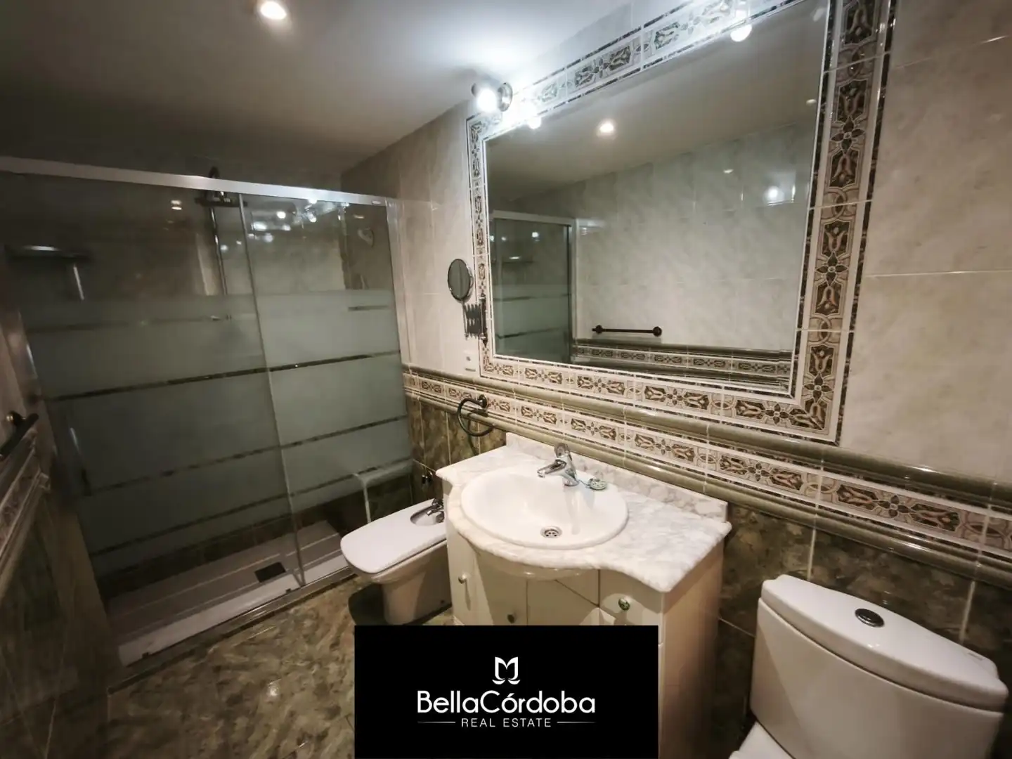 Bathroom of Flat for sale in Córdoba  with Air Conditioner and Heating