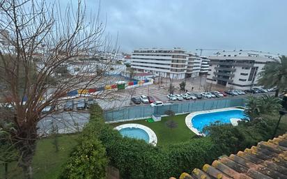 Vista exterior de Casa adosada en venda en Tomares amb Jardí privat, Terrassa i Balcó