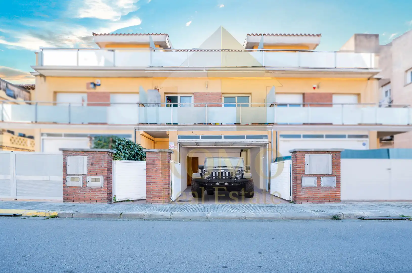 Vista exterior de Casa adosada en venda en Santa Perpètua de Mogoda amb Aire condicionat, Calefacció i Terrassa