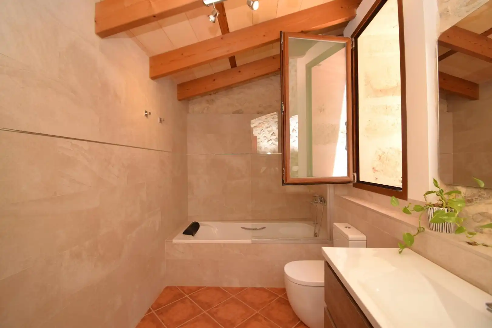 Bathroom of Country homes for rent in Sineu  with Air Conditioner, Private garden and Terrace