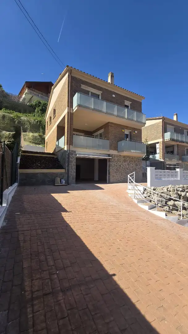 Vista exterior de Casa o xalet en venda en Cubelles amb Aire condicionat, Calefacció i Jardí privat