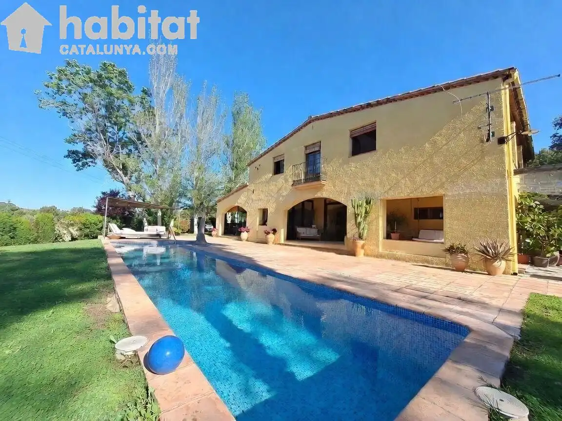 Vista exterior de Casa o chalet en venta en Sant Esteve Sesrovires con Aire acondicionado, Calefacción y Jardín privado