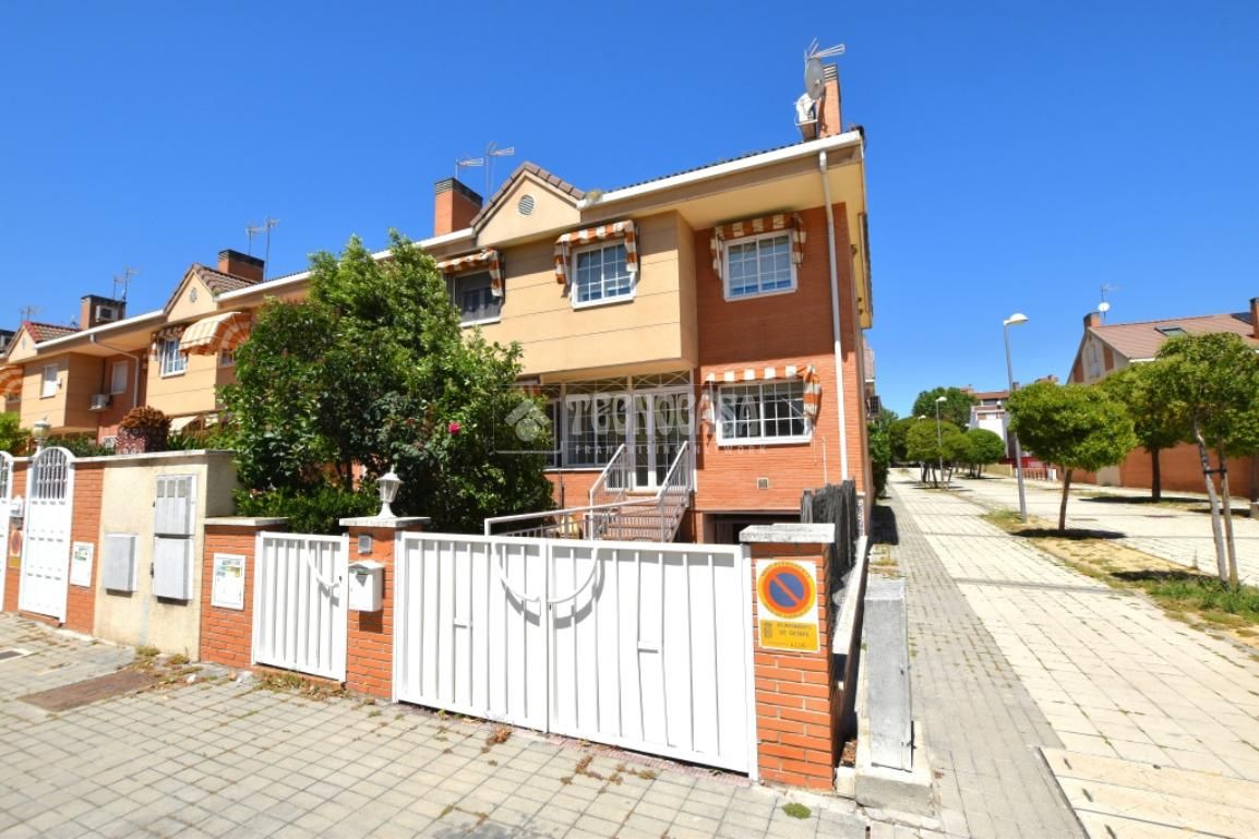 Vista exterior de Casa adosada en venda en Getafe amb Aire condicionat, Calefacció i Parquet