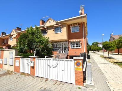 Vista exterior de Casa adosada en venda en Getafe amb Aire condicionat, Calefacció i Parquet