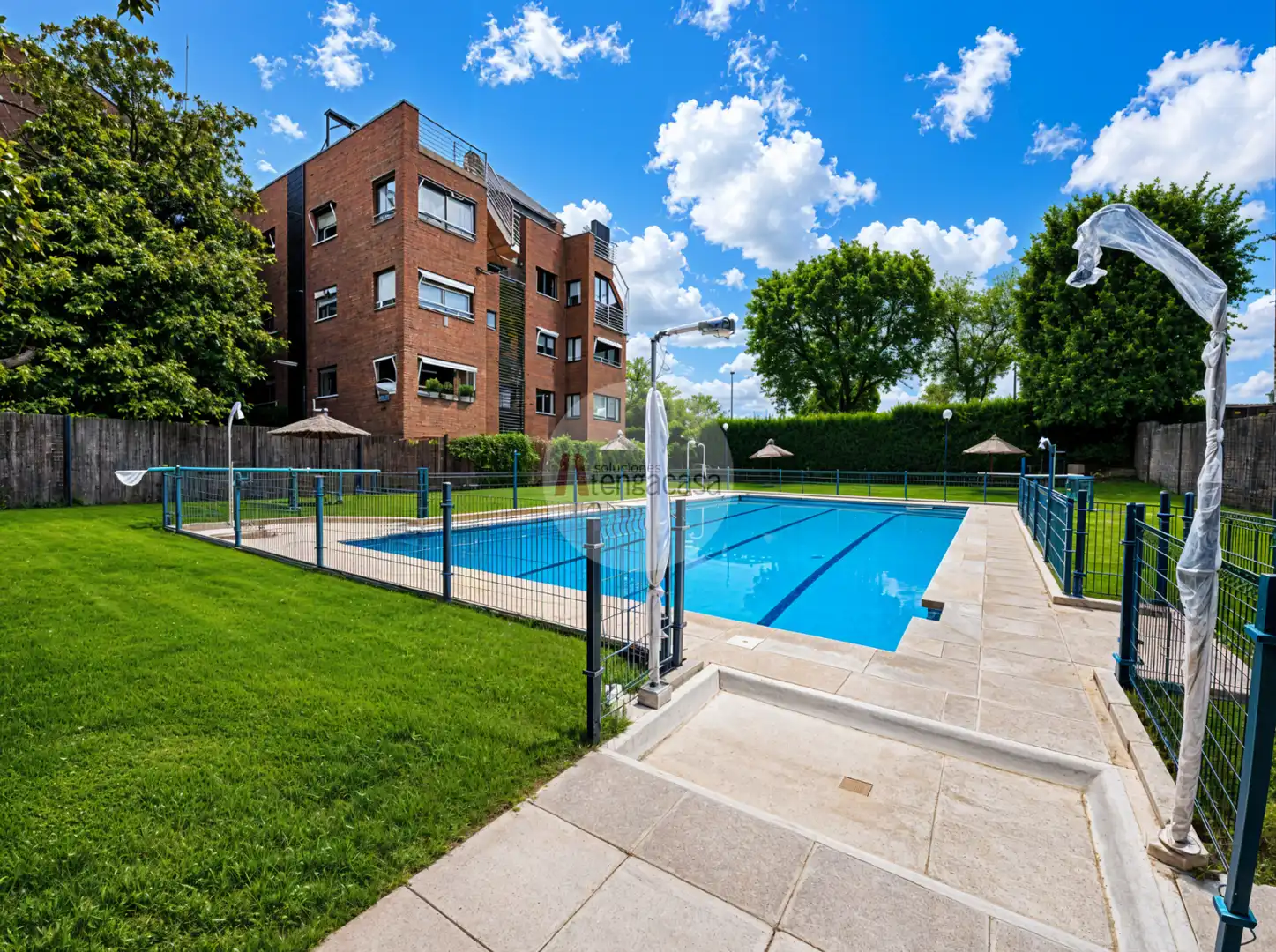 Swimming pool of Attic for rent in Pozuelo de Alarcón  with Air Conditioner, Heating and Parquet flooring