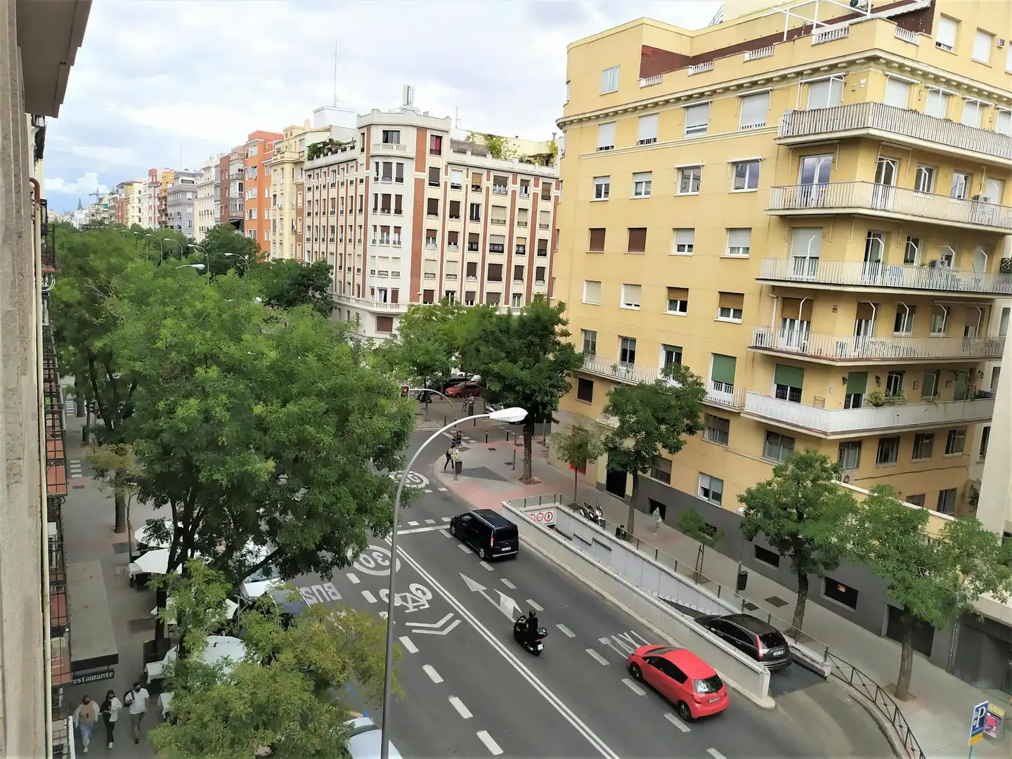 Vista exterior de Piso de alquiler en Madrid con Aire acondicionado, Calefacción y Jardín privado