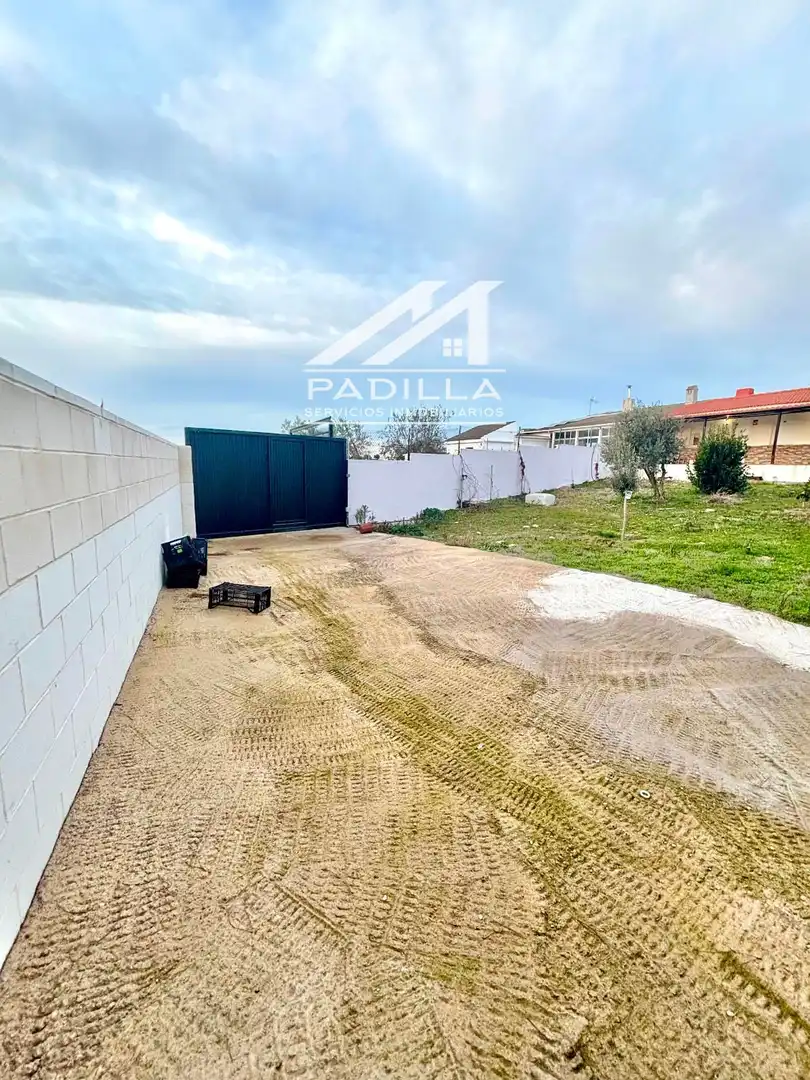 Vista exterior de Casa adosada en venta en El Viso de San Juan con Calefacción