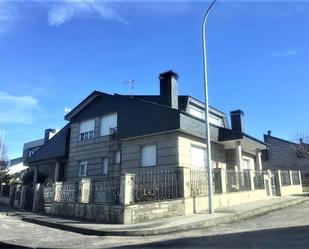 Vista exterior de Casa adosada en venda en Castro Caldelas amb Calefacció, Jardí privat i Parquet