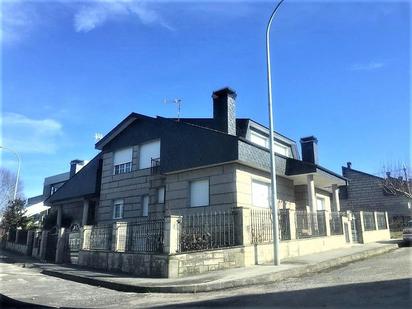 Vista exterior de Casa adosada en venda en Castro Caldelas amb Calefacció, Jardí privat i Parquet