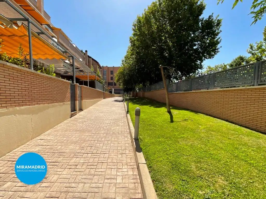Vista exterior de Planta baja en venta en Paracuellos de Jarama con Aire acondicionado, Terraza y Piscina comunitaria