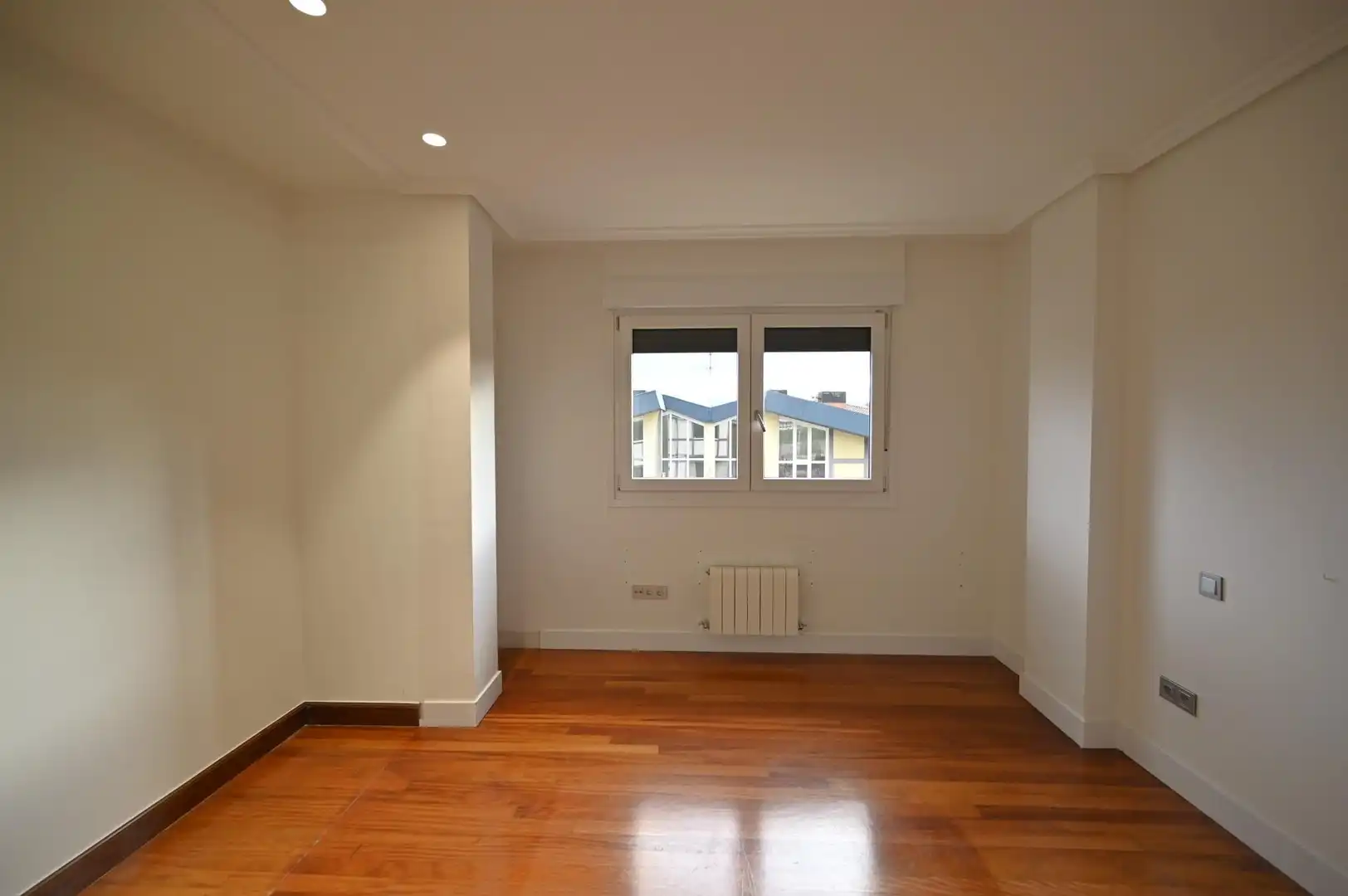 Habitación de Casa adosada en venta en Loiu con Aire acondicionado, Calefacción y Jardín privado