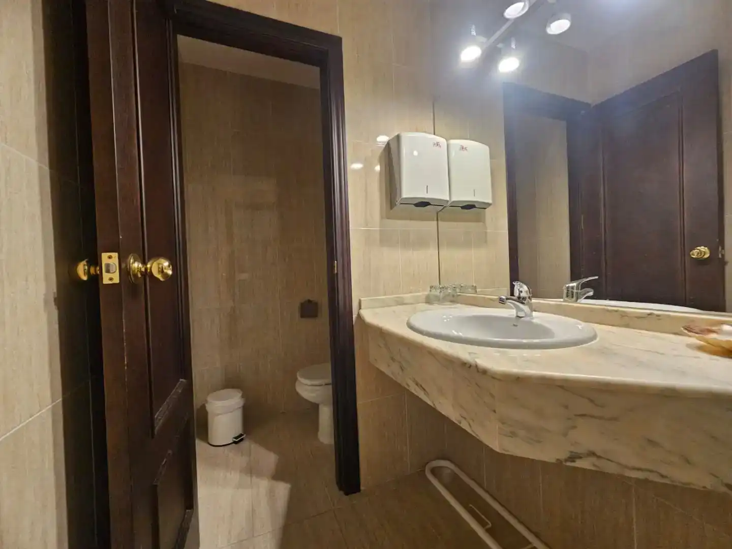 Bany de Casa o xalet en venda en Navahermosa amb Aire condicionat, Piscina i Balcó