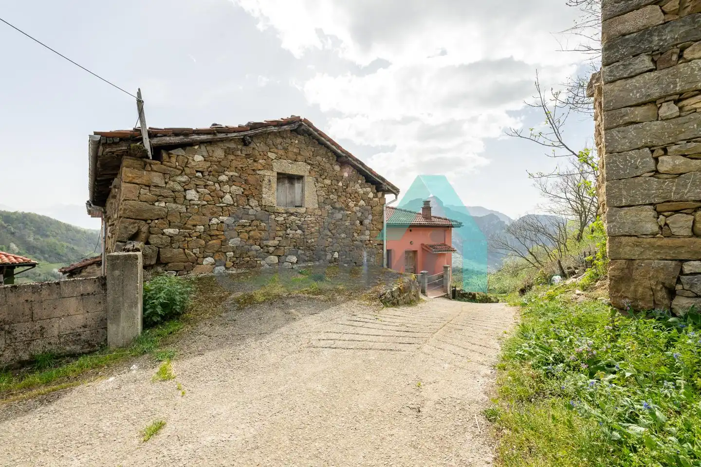 Außenansicht von Einfamilien-Reihenhaus zum Verkauf in Quirós mit Privatgarten und Terrasse