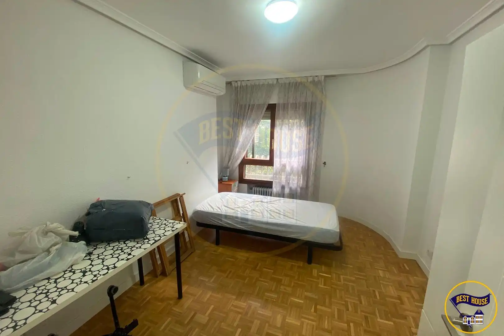 Bedroom of Flat for share in Cuenca  with Air Conditioner, Heating and Parquet flooring