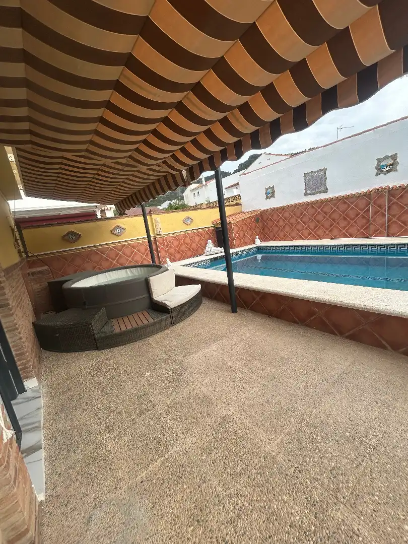 Piscina de Casa o xalet en venda en Alhaurín de la Torre amb Aire condicionat, Jardí privat i Terrassa