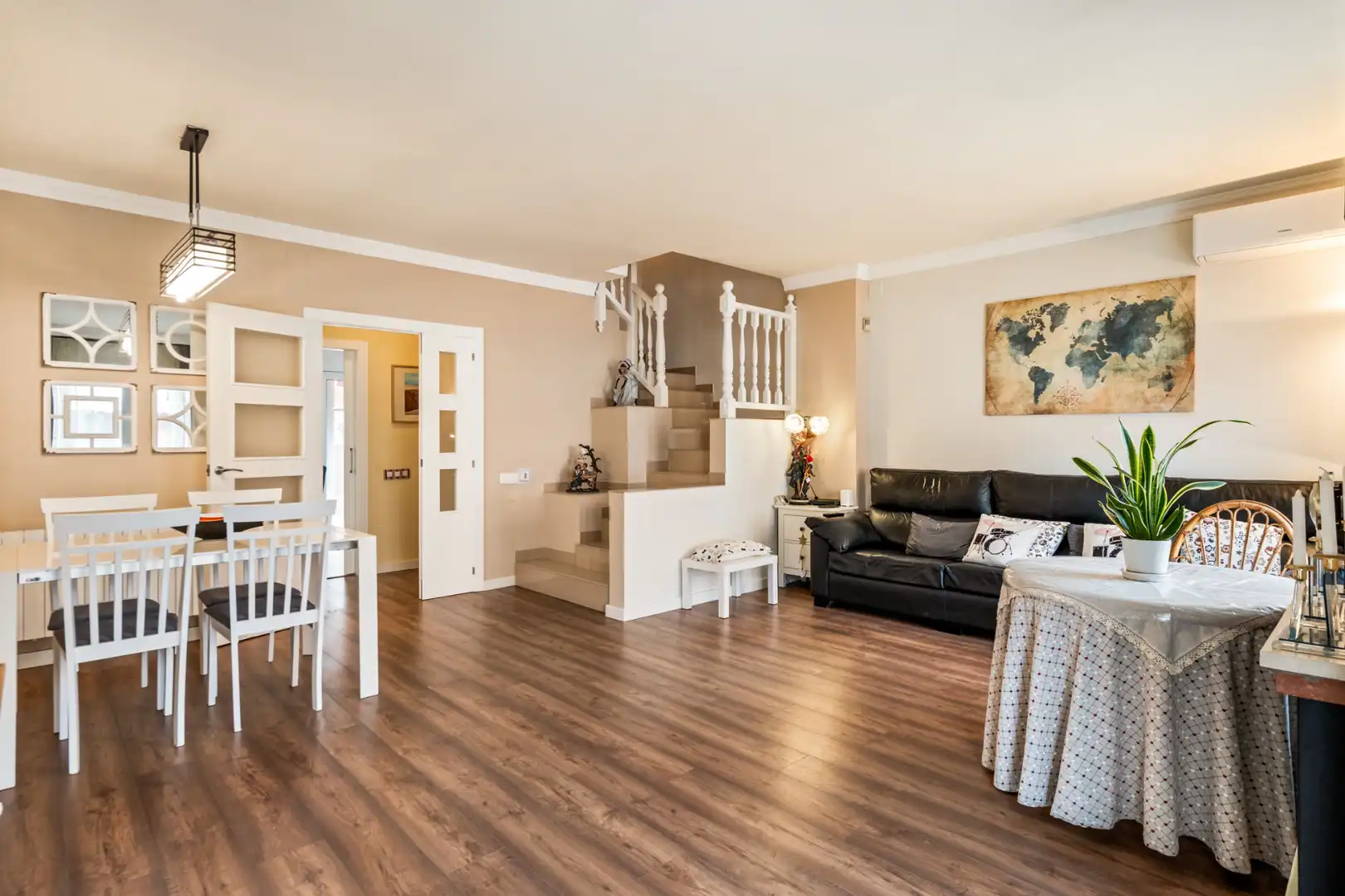 Sala de estar de Casa adosada en venta en Viladecans con Aire acondicionado, Calefacción y Parquet