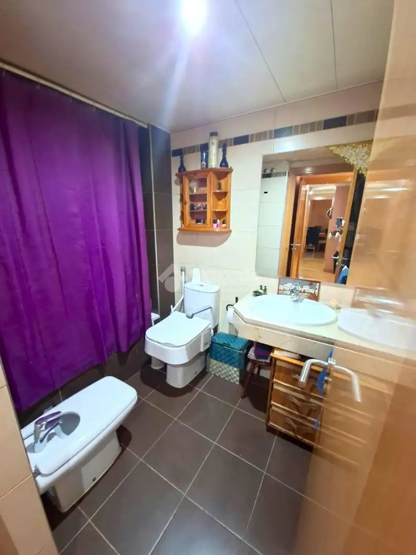Bathroom of Flat for sale in Parla  with Air Conditioner, Heating and Parquet flooring