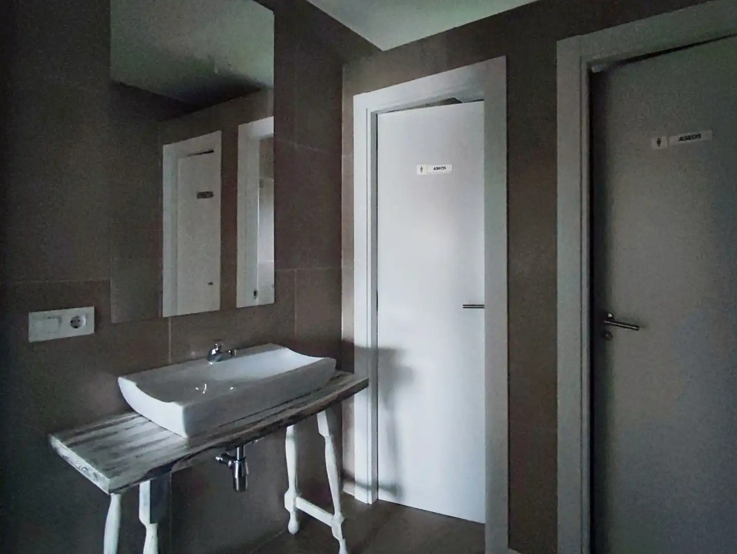 Badezimmer von Geschaftsraum zur Miete in Bergondo