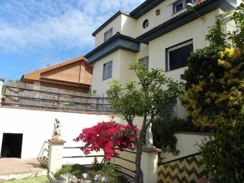 Vista exterior de Casa o xalet en venda en Pineda de Mar amb Aire condicionat, Calefacció i Jardí privat