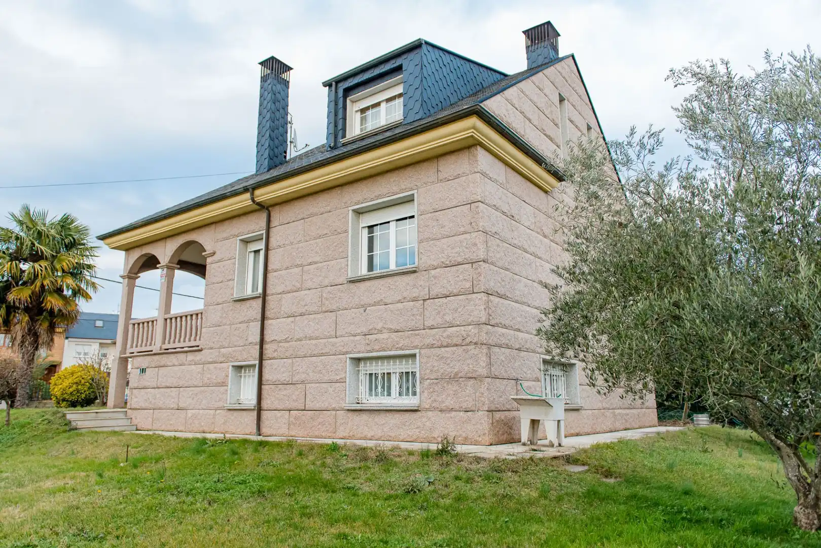 Vista exterior de Casa o chalet en venta en Ponferrada con Calefacción, Jardín privado y Terraza