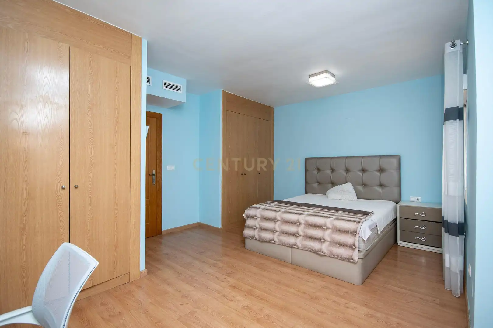 Habitación de Casa adosada en venta en Alicante / Alacant con Aire acondicionado, Balcón y Piscina comunitaria