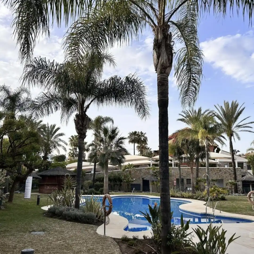Schwimmbecken von Einfamilien-Reihenhaus mieten mit Kaufoption in Estepona mit Klimaanlage, Terrasse und Möbliert