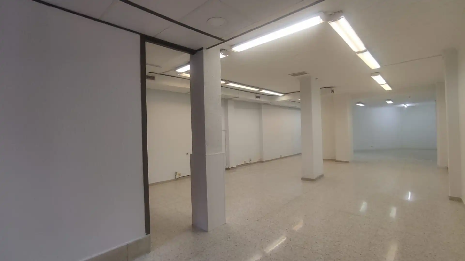 Premises for rent in N/A, Centre - Cordelles