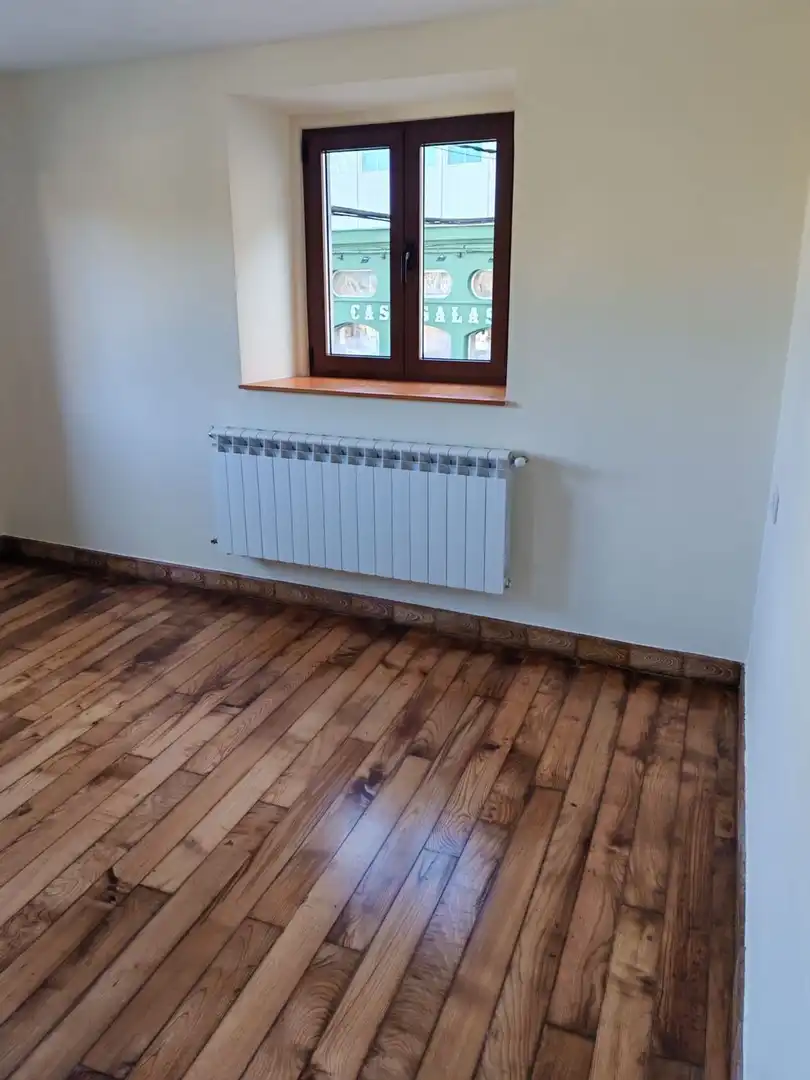 Piso en venta en Vegadeo con Calefacción, Parquet y Trastero