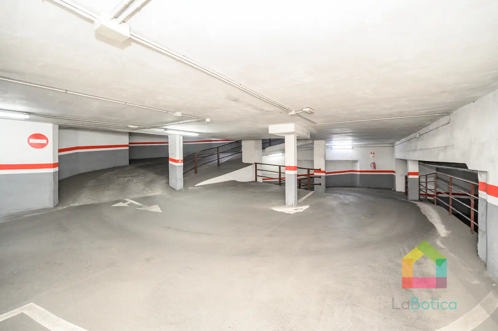 Aparcament de Apartament en venda en Toledo amb Aire condicionat, Moblat i Piscina comunitària