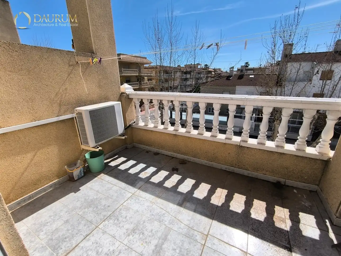 Terrasse von Einfamilien-Reihenhaus zum Verkauf in Santa Pola mit Klimaanlage, Heizung und Privatgarten