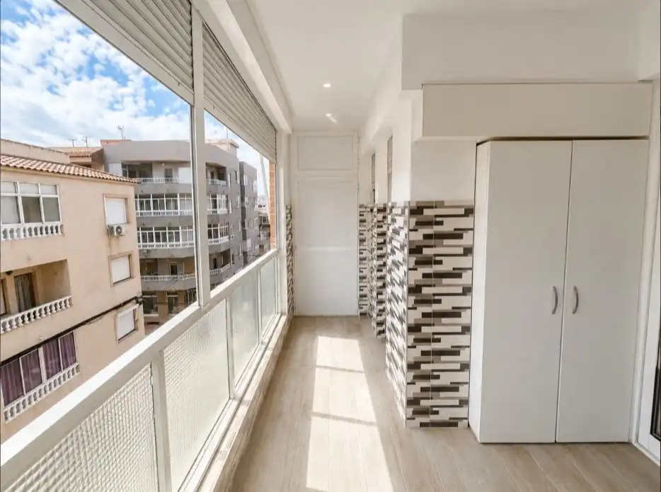 Terrassa de Apartament en venda en Torrevieja amb Terrassa, Piscina i Moblat