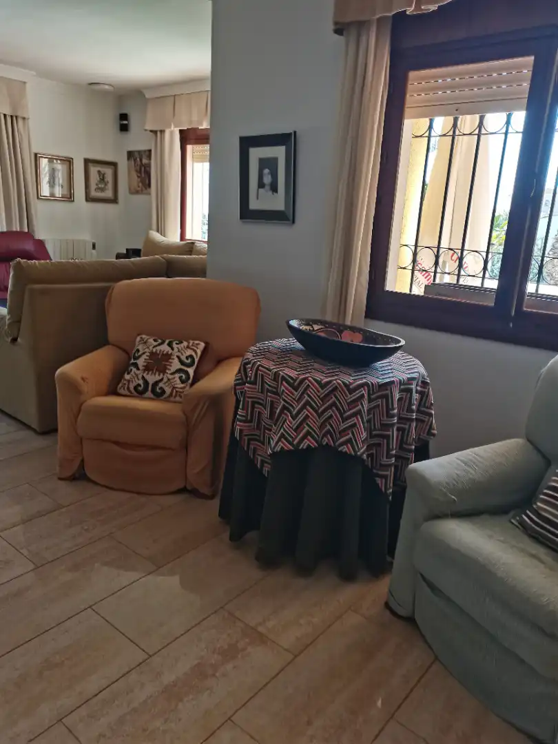 Sala d'estar de Casa o xalet en venda en Málaga amb Calefacció, Jardí privat i Parquet