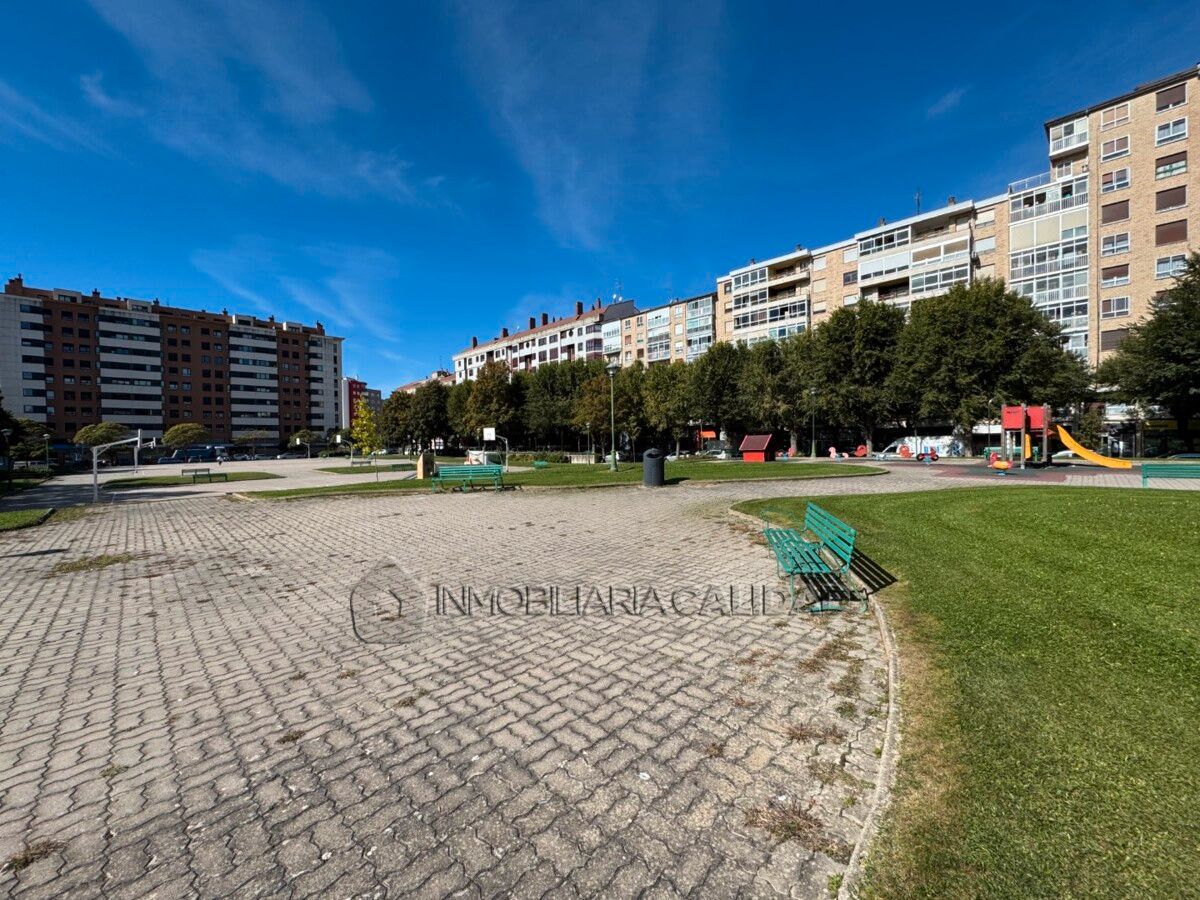 Vista exterior de Pis de lloguer en Burgos Capital amb Calefacció, Terrassa i Traster